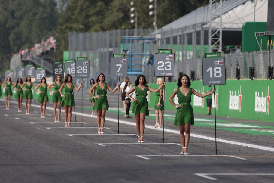 E Monza fa sempre spettacolo. Ecco “in azione” le grid girls (LaPresse)